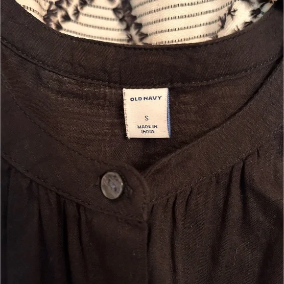 Old Navy sleeveless button up - Picture 2 of 3